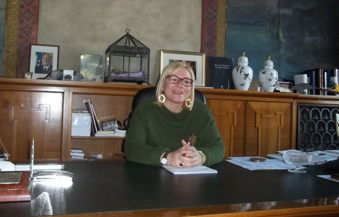 Rita Rossa nel suo ufficio durante la conferenza stampa