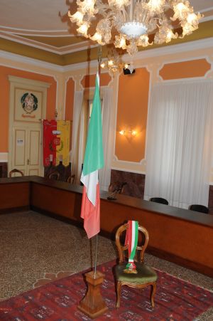La bandiera messa nella sala del consiglio