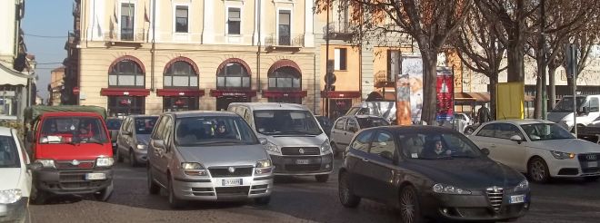 Alessandria - Traffico in piazza Libertà