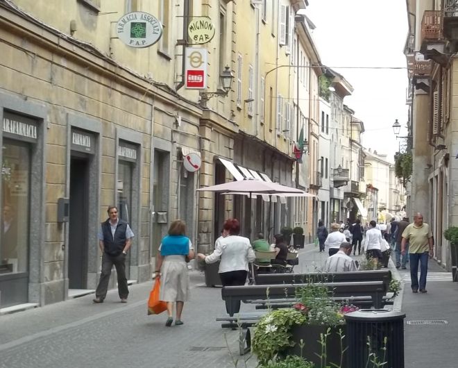 Via Emilia Nord. Sulla sinistra lo studio del medico 