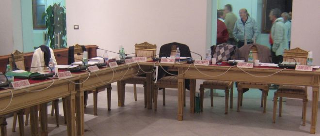 La sala del Consiglio comunale durante una seduta: i consiglieri non ci sono