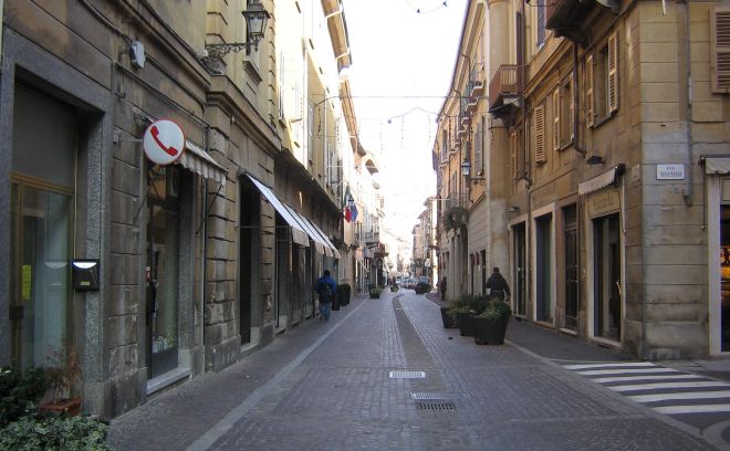 Via Emilia: sulla sinistra lo studio del medico di base