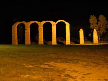 Uno scorcio di Acqui Terme in notturna