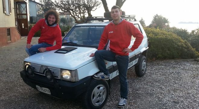 I due giovani prima della partenza con la Fiat panda