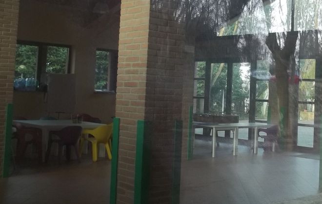 L'interno del centro giovani, si nota il pochissimo spazio