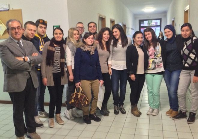 il Presidente dell'Ordine dott. Pietro Ratti con i Ragionieri diplomatisi nel 2013, ai quali ha consegnato personalmente i diplomi nel corso della cerimonia svoltasi il primo dicembre ultimo scorso.