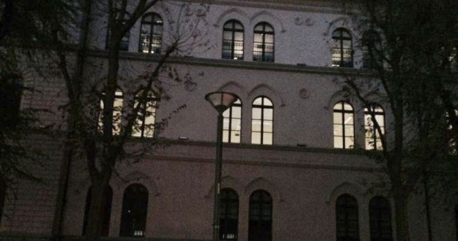 Lampione spento sulla strada ma municipio con le luci accese di notte, perché?