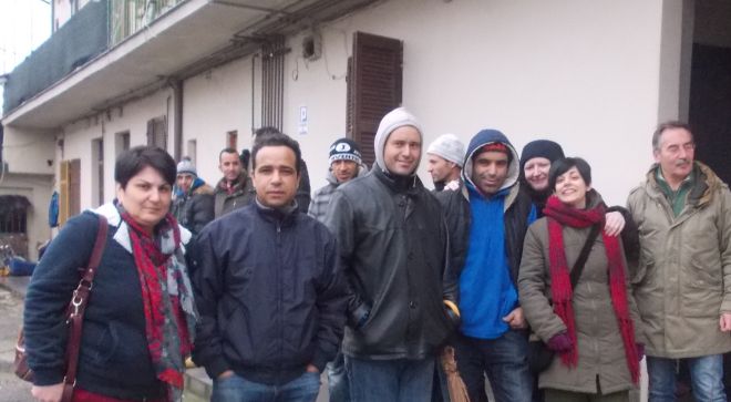 Gli attivisti bloccano uno sfratto 