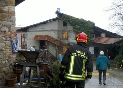 Un momento dell'incendio 