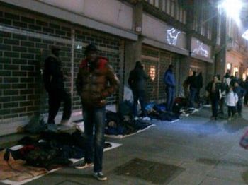 Venditori abusivi in corso Roma