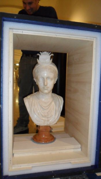 una delle opere durante le operazioni di imballaggio prima della partenza per Evian