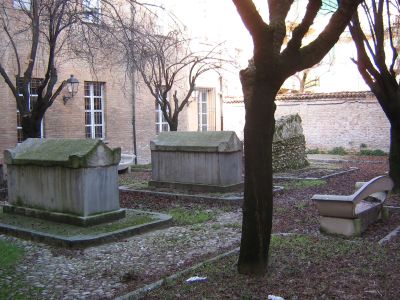 I resti dell'originario museo esposti nel cortile in via Luca Valenziano