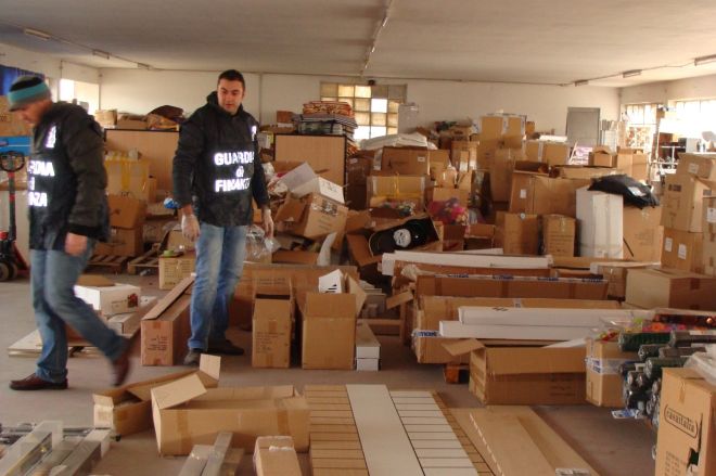 I finanzieri alessandrini nel capannone in ci era stoccata la merce non a norma