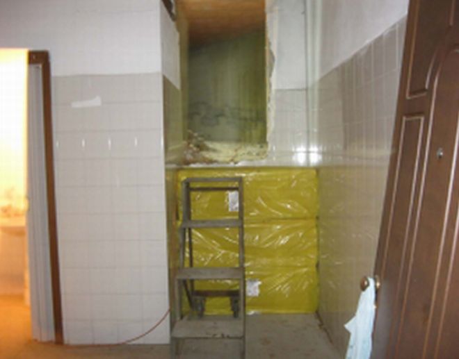 L'ingresso nell'intercapide in cui era nascosta la donna