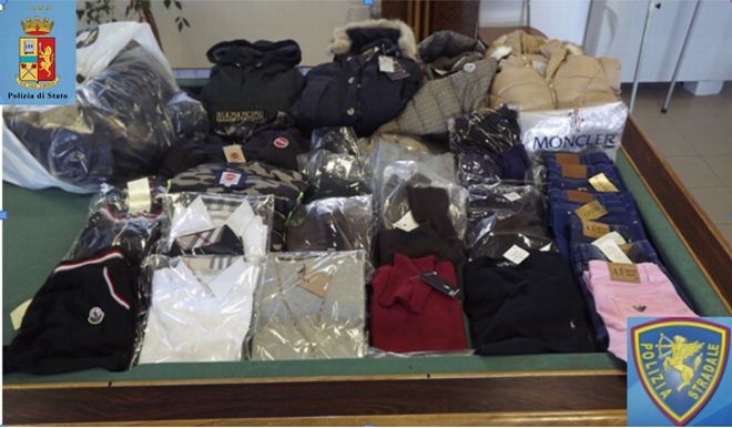 La merce contraffatta sequestrata dalla Polstrada