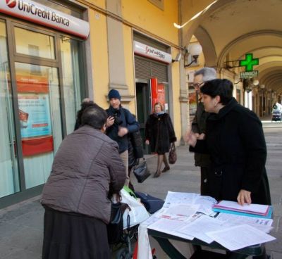 Il banchetto No Tav sotto i portici