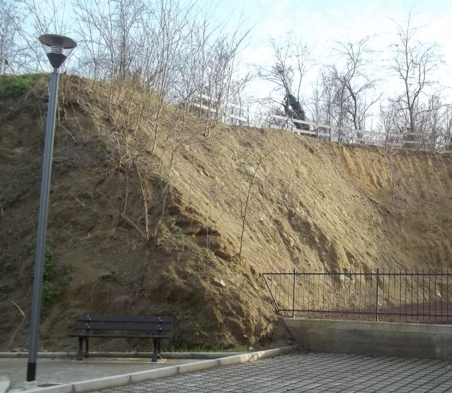 Panchgibe davati alla collina sbancata senza protezione