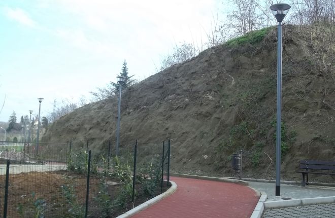 La pista ciclabile vero via Rinarolo con a fianco la collina sbancata