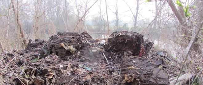 Fusti schiacciati all'aperto - Foto archivio SG