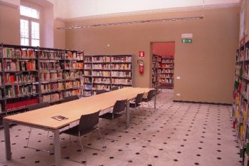 Una sala della Biblioteca di Tortona