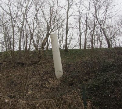 Sfiatatoio in collina, sotto ci sono i bidoni? Con quali sostanze?