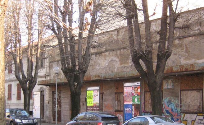 I marciapiedi erano già rovinati quando c'era ancora il Cinema Verdi....