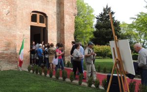 in fila per salire sulla torre