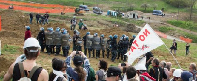 Polizia in assetto anti sommossa (foto www.notavterzovalico.info)