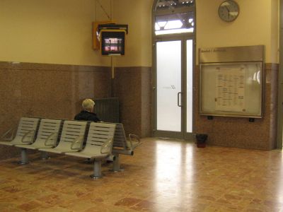 La sala d'aspetto della stazione di Tortona dove si è verificata l'aggessione