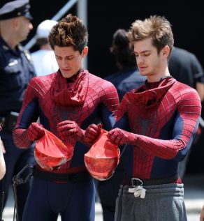 Il protagonista con la sua con la sua controfigura