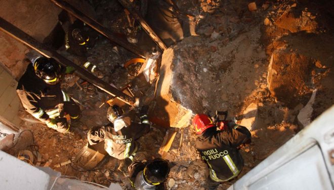 I vigili del fuoco mentre tolgono le macerie