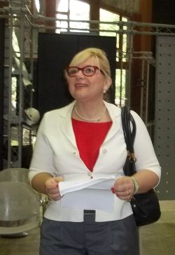 Rita Rossa ammira il teatro comunale