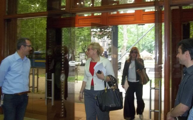 Rita Rossa nel momento in cui entra in teatro