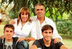 Gianluca Bardone con moglie e figli 