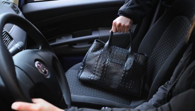 ladri spaccano vetro - G