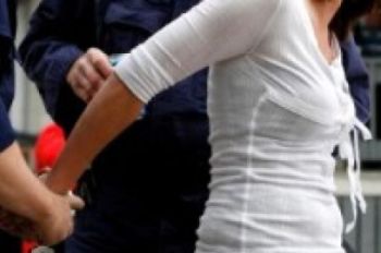 ragazza arrestata - Q