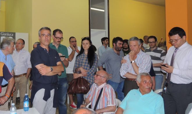 Inizia l'attesa presso la sede del PD