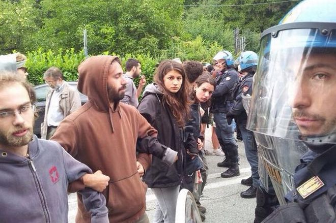 i due cordoni: a sinistra i No Tav che si abbracciano per non far passare i tecnici del Cociv, a destra i poliziotti che hanno avuto il compito di garantire che gli espropri avvenissero