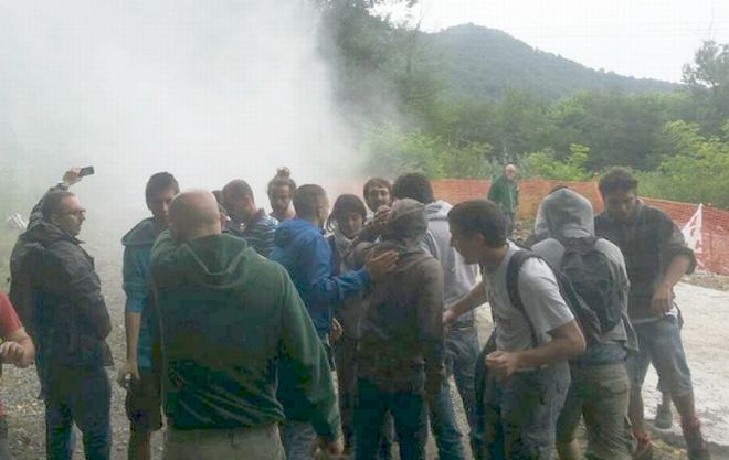 lacrimogeni lanciati dalle forze di Polizia 