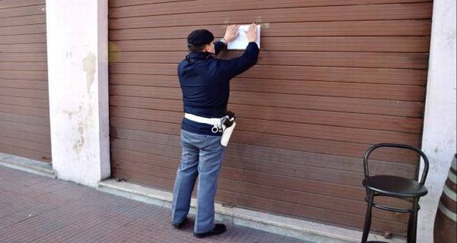 polizia chiude bar - G