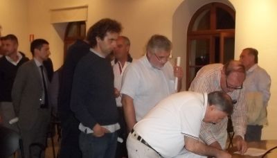 I sindaci in coda per firmare il documento 