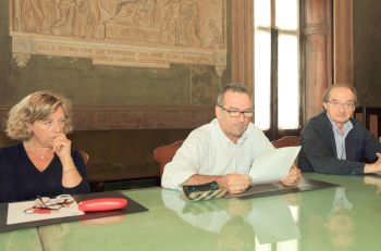 Un dipendente del Tra legge la lettera inviata a Chiamparino durante la conferenza stampa