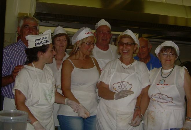 Le volontarie della Pro Loco che hanno partecipato alla Sagra del Pesce tenutasi a giugno