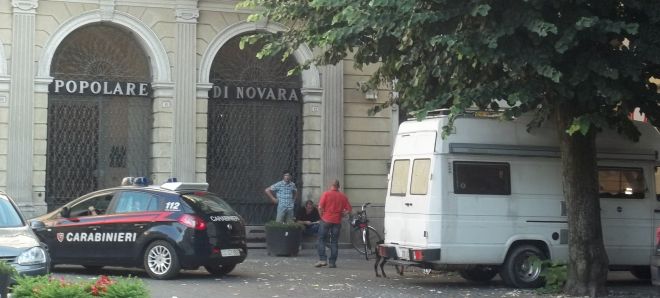 I carabinieri e alcune persone che affollano piazza Gavino Lugano