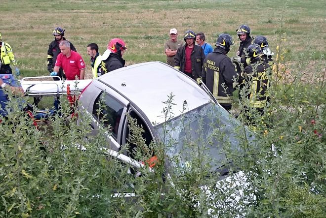 I vigili del fuoco e il 118 che soccorrono i feriti