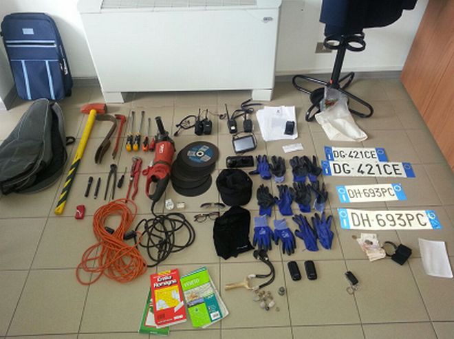 Il materiale trovato a bordo dell'auto