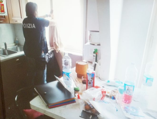 La Polizia dentro la cucina 