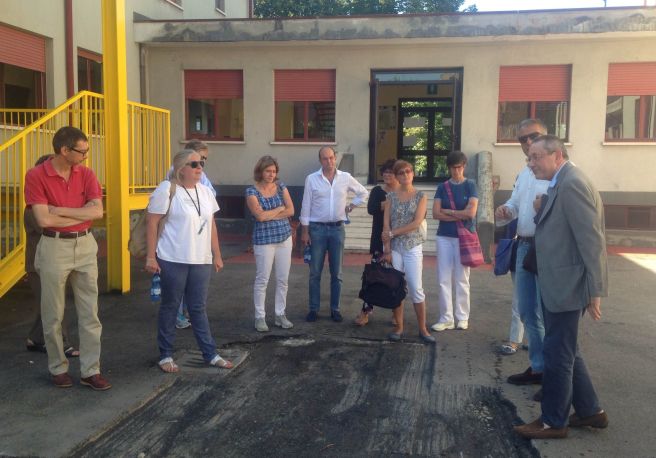 Un momento del sopralluogo alla Rodari 
