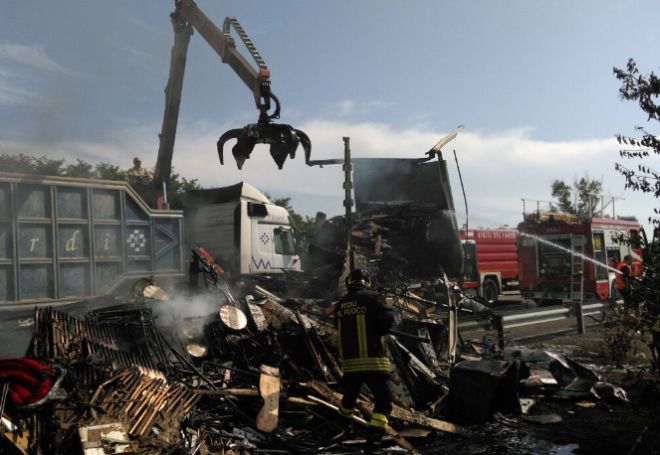 Il camion distrutto ed i Vigili del Fuoco di Tortona all'opera