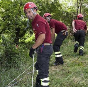 I pompieri arrivano sul posto ed iniziano le operazioni